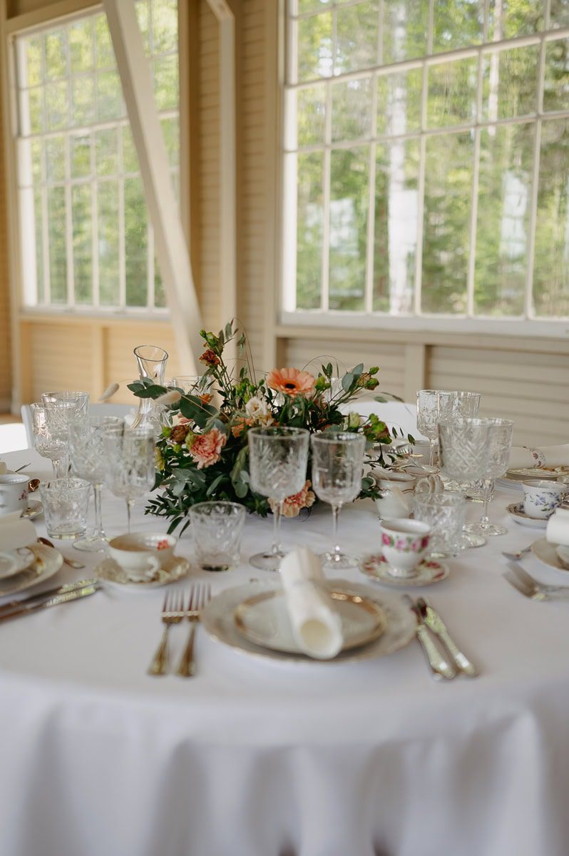 Bröllopsduktning med bröllopsblommor och servis med fin utsikt.