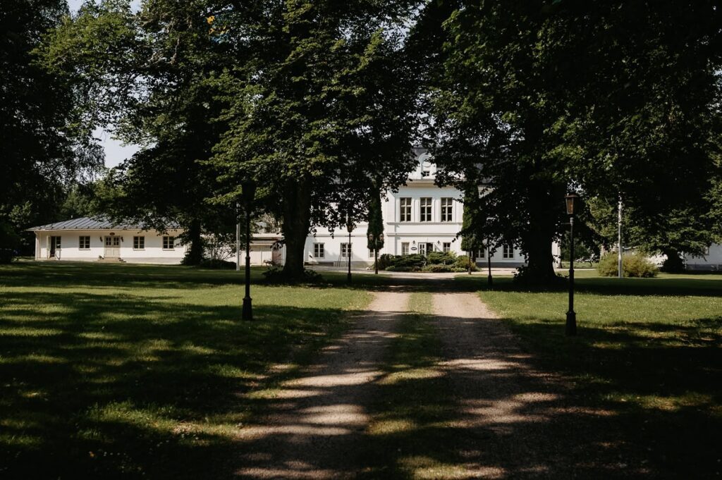 Allé leder ut mot en vacker herrgård.