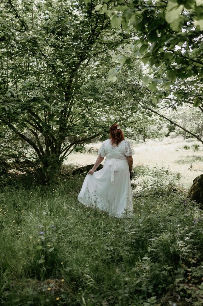 Brud går i en hage och ser rofylld ut.