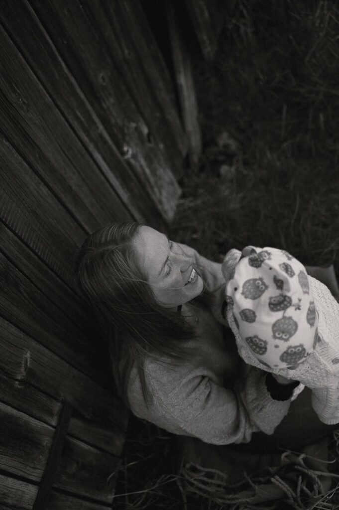 Mamma och bebis sitter vis ladvägg.